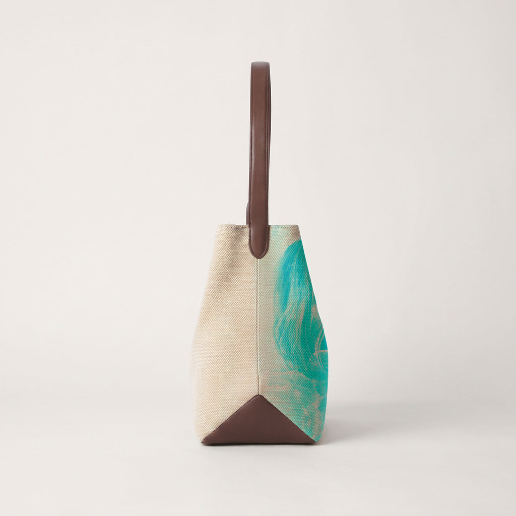 side view of the bag show the the structure of the bag 