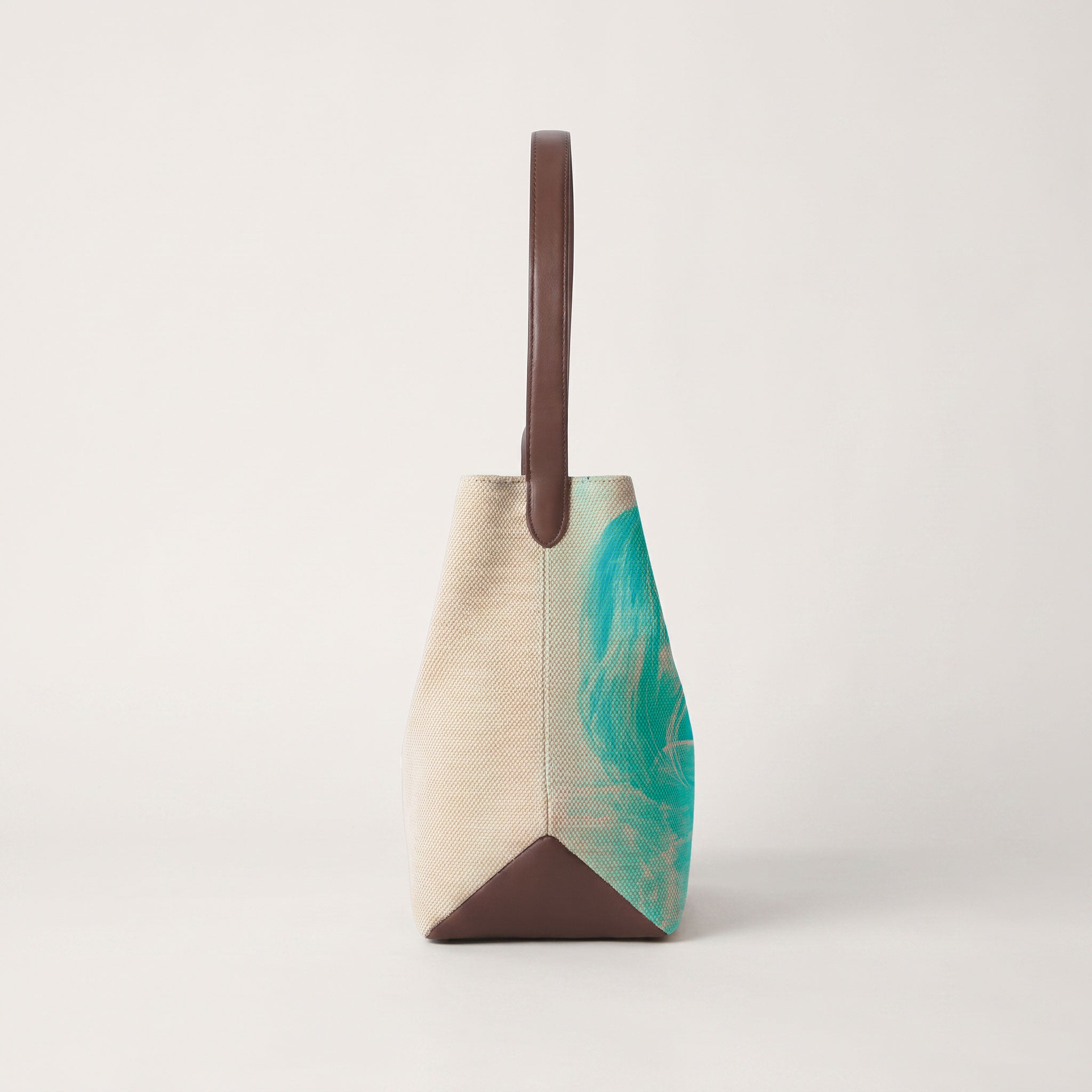 side view of the bag show the the structure of the bag 